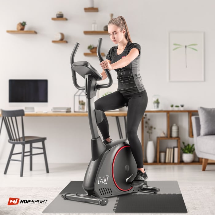 Ragazza che si allena su attrezzature fitness posizionate sul tappetino puzzle nero-grigio 2cm 4 pezzi