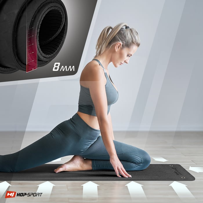 Ragazza che si allena su un tappetino TPE con fori per sospensione di colore nero del marchio Hop-sport