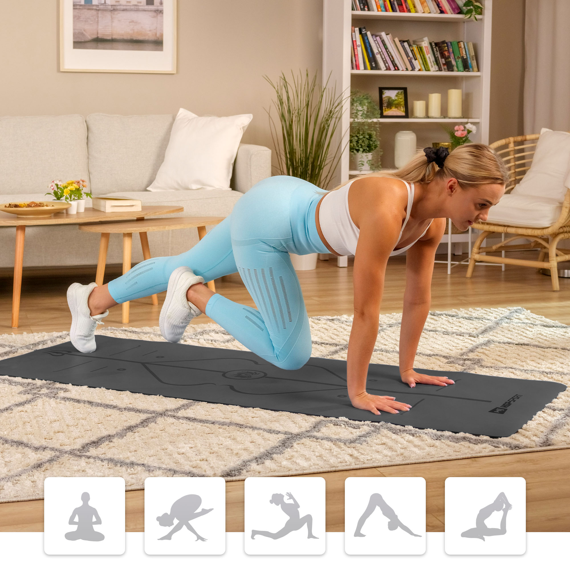 donna che si allena su un tappetino da yoga del marchio Hop-Sport in salotto