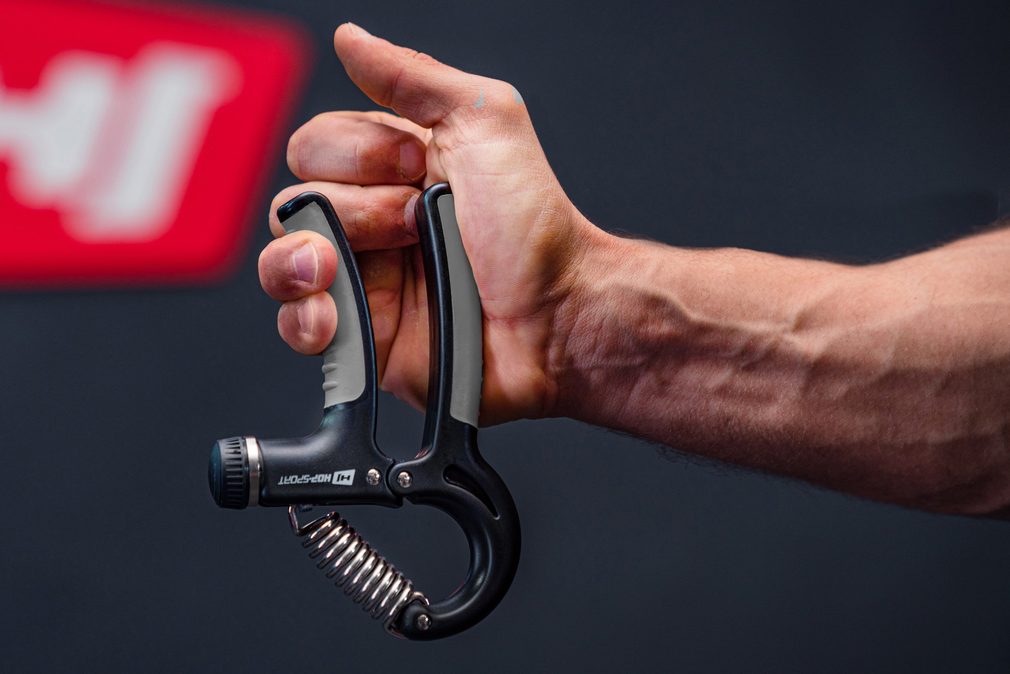 Uomo che tiene un'impugnatura regolabile nero-grigio con manici antiscivolo