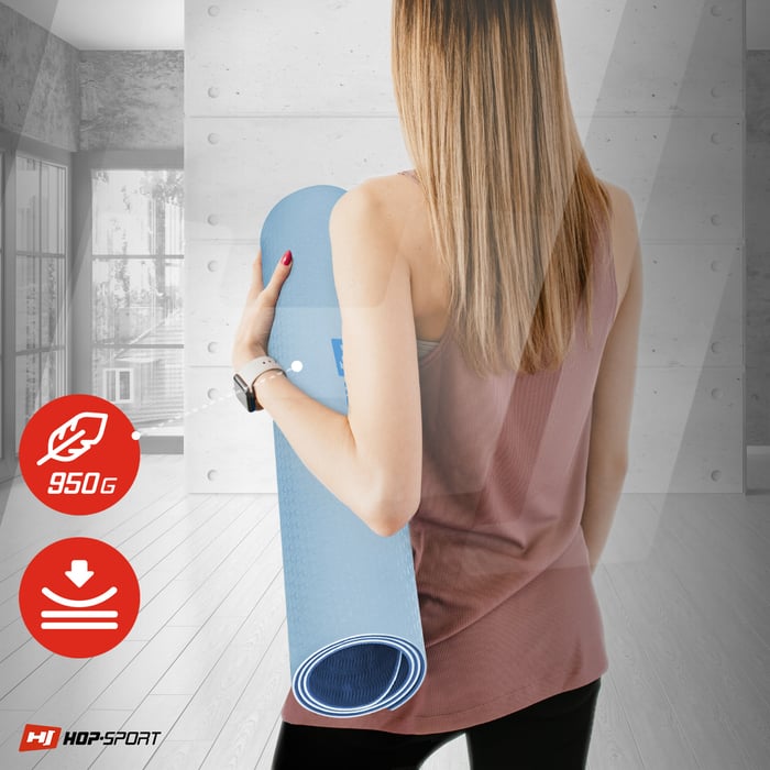 Ragazza che tiene un tappetino TPE arrotolato di colore blu-azzurro del marchio Hop-sport