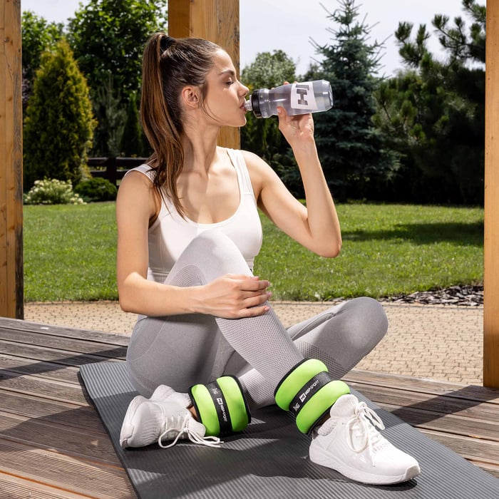 donna con pesi verdi alle caviglie Hop-Sport