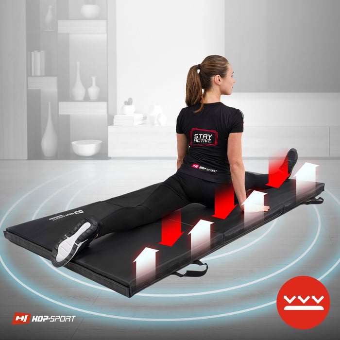 Ragazza che si allena su un materasso ginnico antiscivolo del marchio Hop-Sport di colore nero