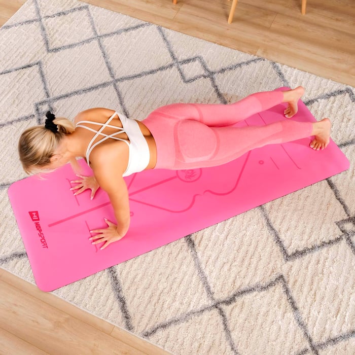 mostrate linee guida per le asana sul tappetino PU rosa per yoga del marchio Hop-Sport