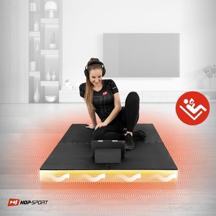 Ragazza seduta su un tappetino Puzzle nero Hop-Sport