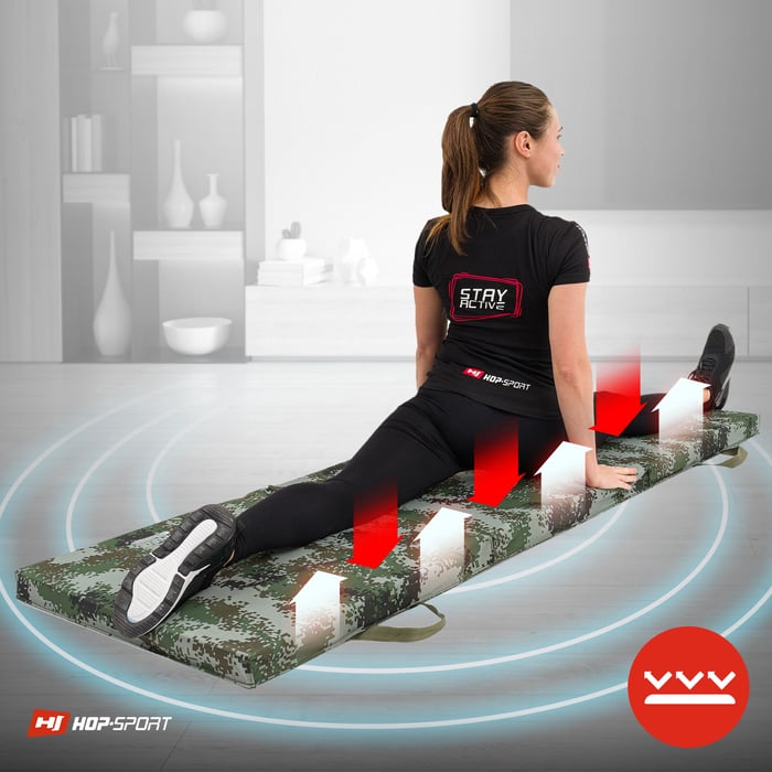 Ragazza che si allena su un materasso ginnico del marchio Hop-Sport in colore mimetico