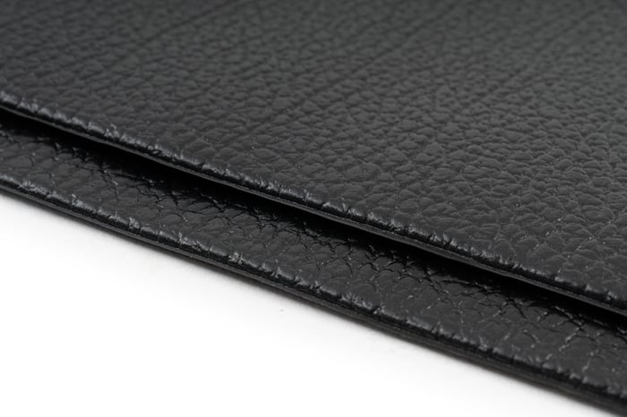 Primo piano che mostra lo spessore (0,6 cm) del tappetino per attrezzature in PVC Hop-sport