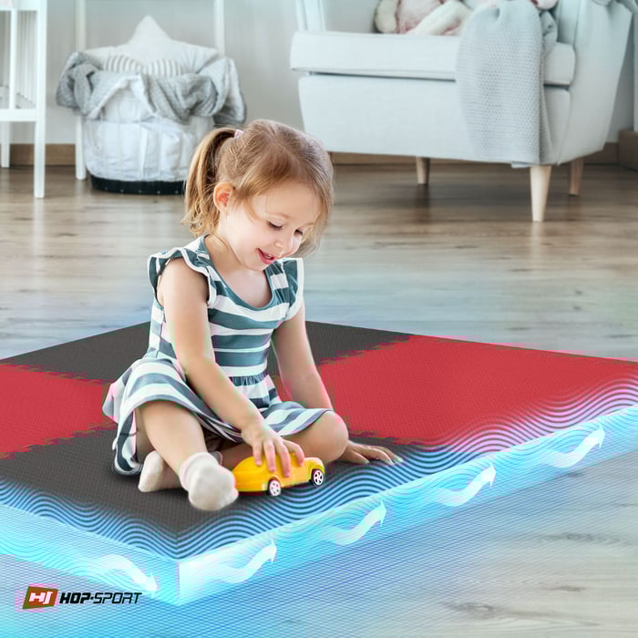 Bambino seduto su un tappetino puzzle nero-rosso da 2 cm Hop-Sport 4 pezzi