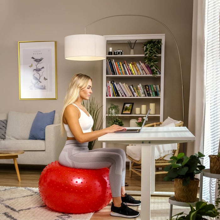 palla da ginnastica rossa con punte con un diametro di 65 cm del marchio Hop-Sport con pompa rossa inclusa del marchio Hop-Sport