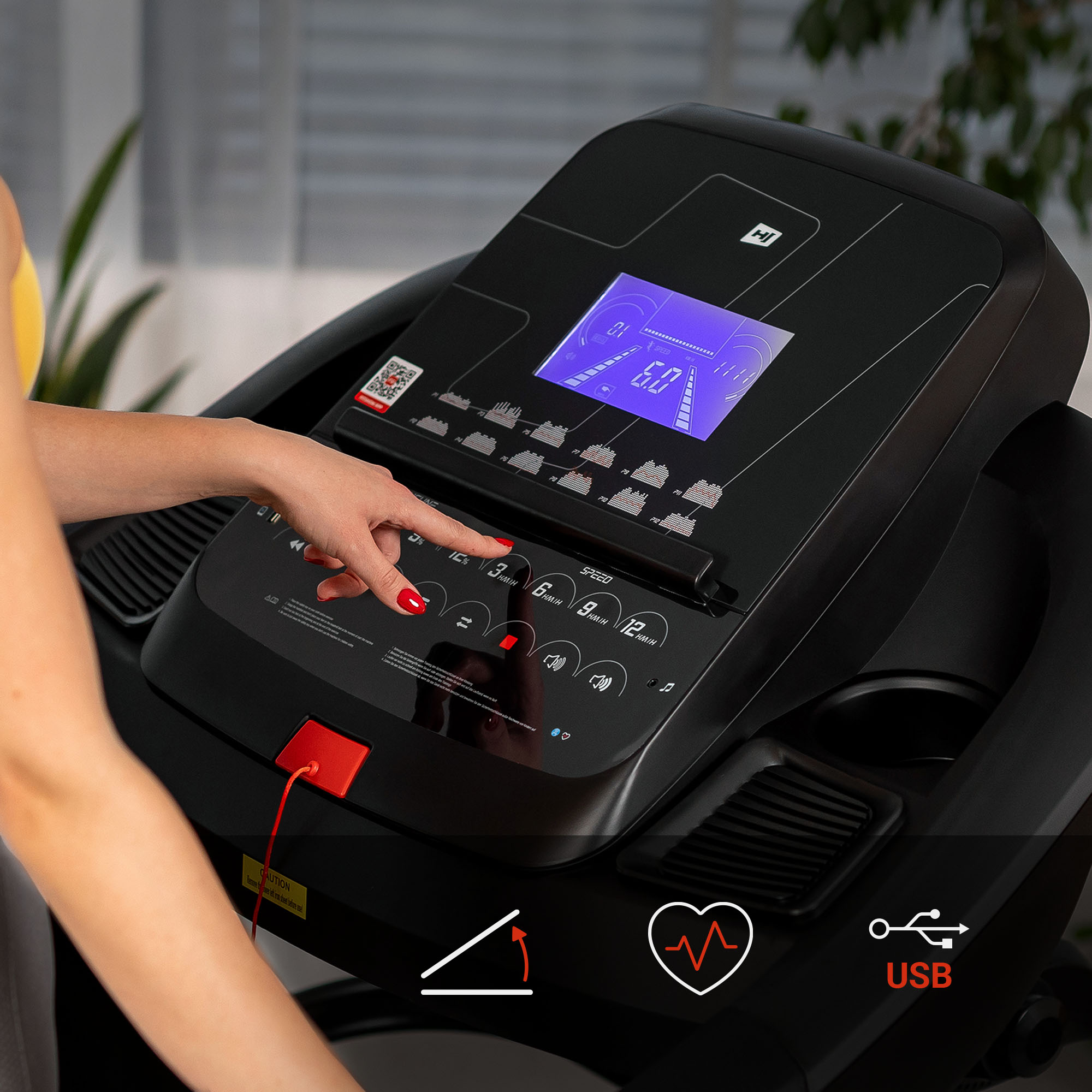 Il tapis roulant è dotato di regolazione automatica dell'inclinazione del nastro da corsa, 12 programmi di allenamento e ingresso USB.