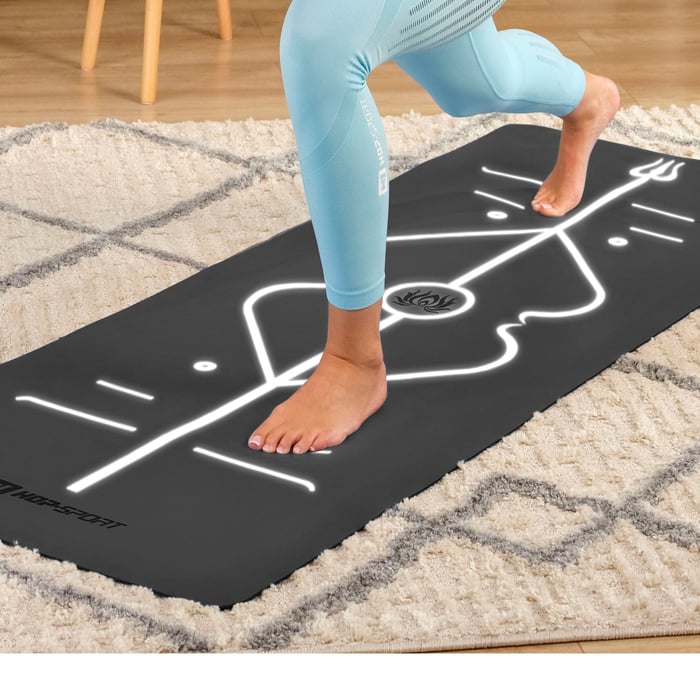 linee chiaramente segnate per eseguire asana impresse sul tappetino da yoga del marchio Hop-Sport