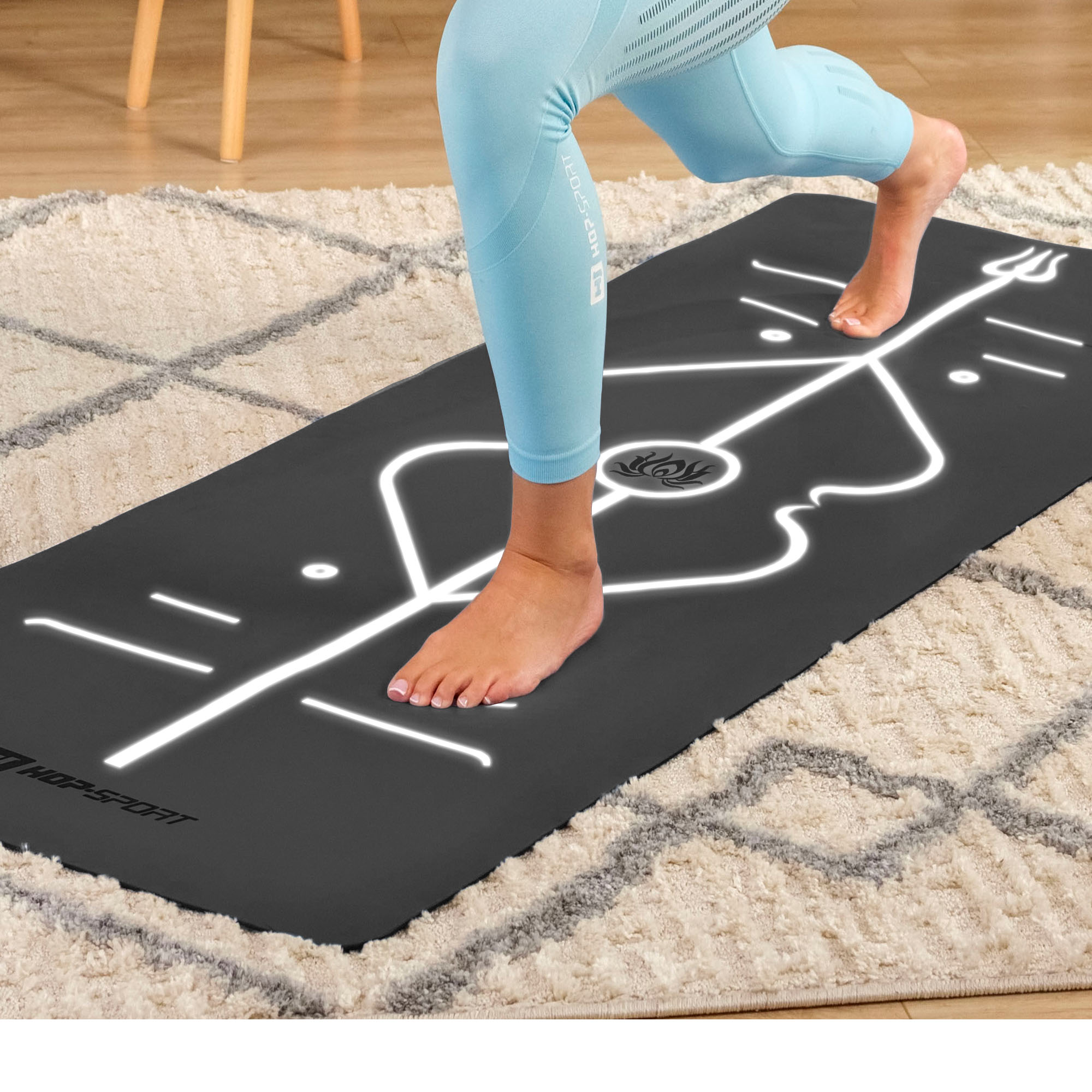 linee chiaramente segnate per eseguire asana impresse sul tappetino da yoga del marchio Hop-Sport