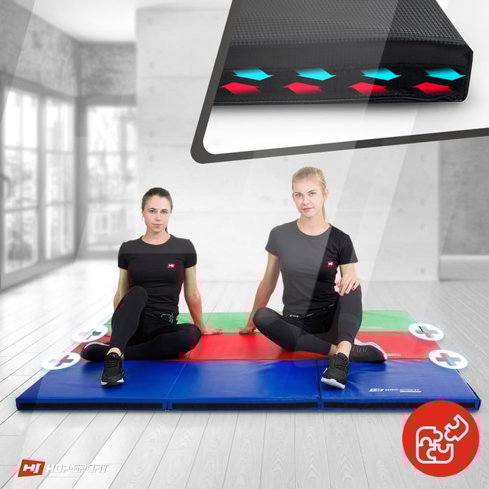 Primo piano sui velcri che permettono di unire il materasso ginnico nero con modelli simili del produttore Hop-Sport