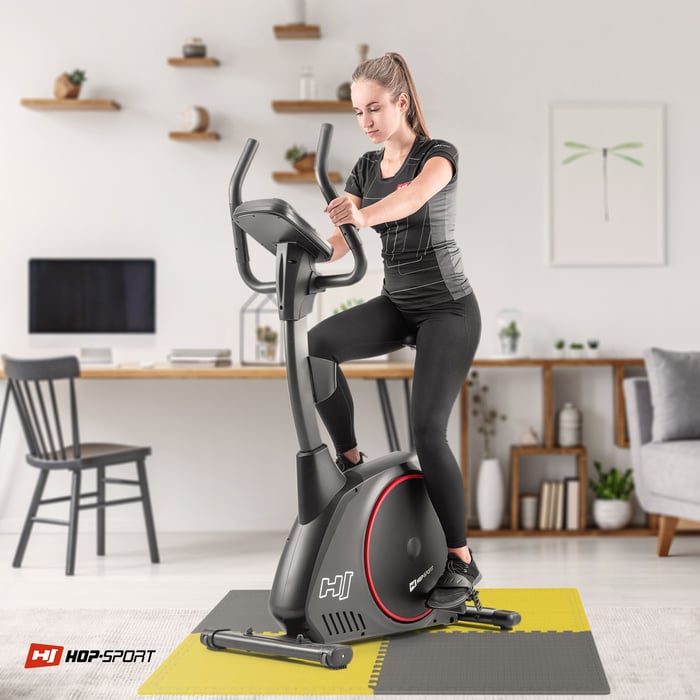 Ragazza che si allena su attrezzature fitness posizionate sul tappetino puzzle Hop-sport giallo-grigio