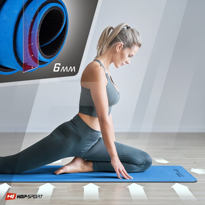 Ragazza che si allena sul tappetino TPE di colore blu del marchio Hop-sport