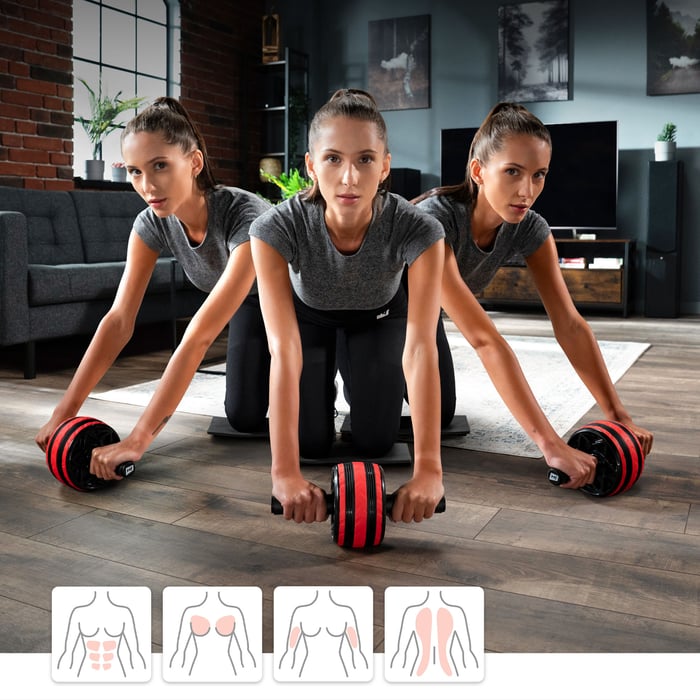modella si allena con la ruota per esercizi rossa del marchio Hop-Sport