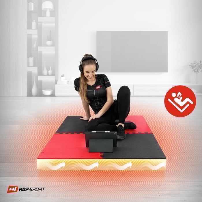 Ragazza seduta su un tappetino Puzzle nero-rosso da 2 cm Hop-Sport 4 pezzi