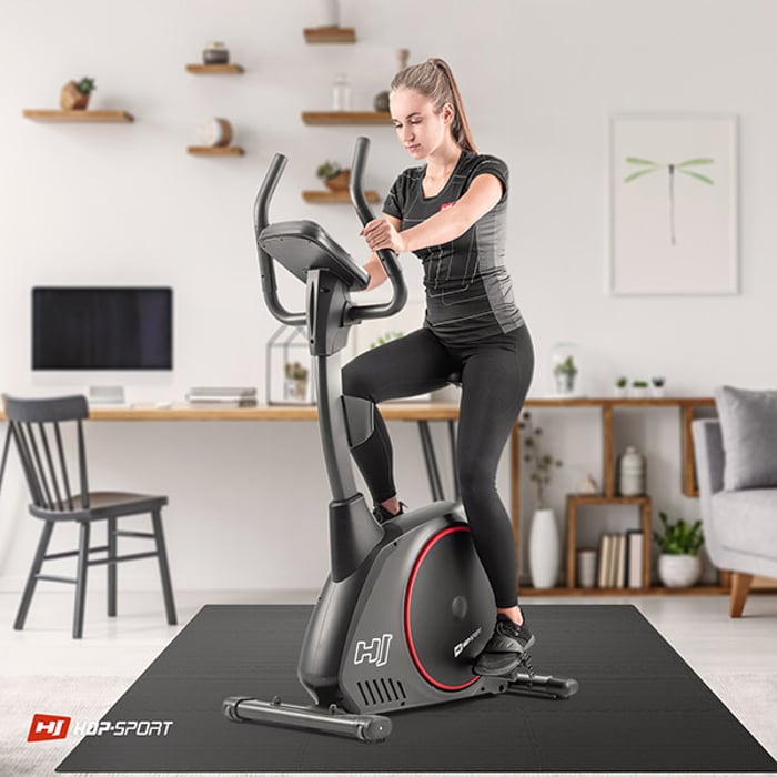 Ragazza che si allena su attrezzature fitness posizionate sul tappetino puzzle nero 1 cm 12 pezzi 