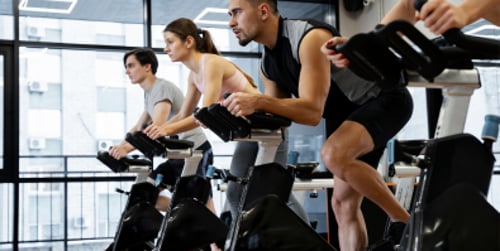 Indoor cycling vs. spinning. Quali sono i benefici dello spinning?