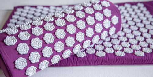 Tappetino agopressione: come usarlo - Il segreto per dormire meglio e rilassarsi