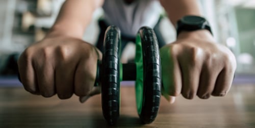 I benefici della ruota per addominali - perché inserirla nei tuoi allenamenti