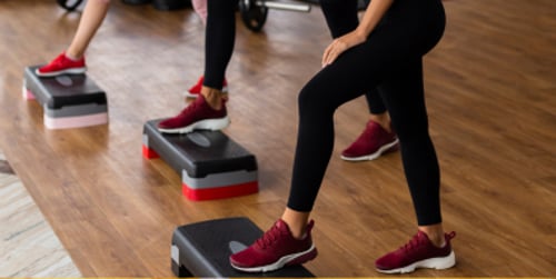 I migliori esercizi di step per tonificare gambe e glutei a casa