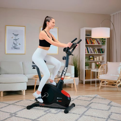 una donna sta pedalando su una cyclette Spark