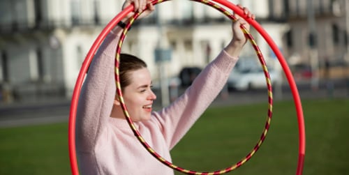 Hula hoop benefici: perché fa bene alla tua pancia
