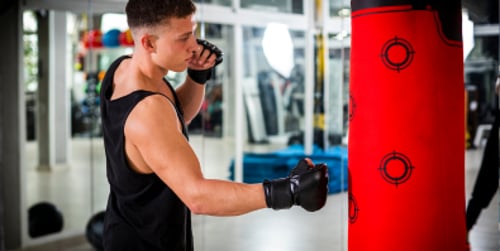 Come riempire un sacco da boxe - Guida al fai da te con materiali economici