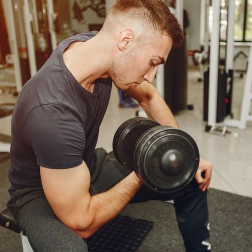 Esercizi con manubri per bicipiti