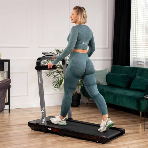 Una donna si allena sul tapis roulant Hop-Sport