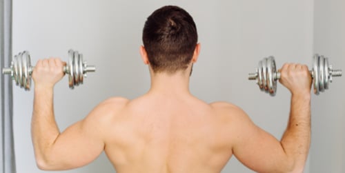 Esercizi con i manubri per spalle - I 5 migliori movimenti da fare a casa tua
