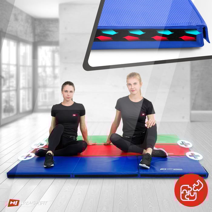 Primo piano dei velcri che permettono di unire il materasso ginnico blu con modelli simili del produttore Hop-Sport