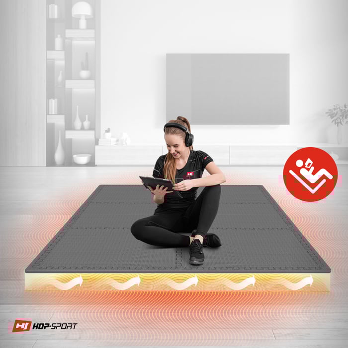 Ragazza seduta su un tappetino Puzzle grigio