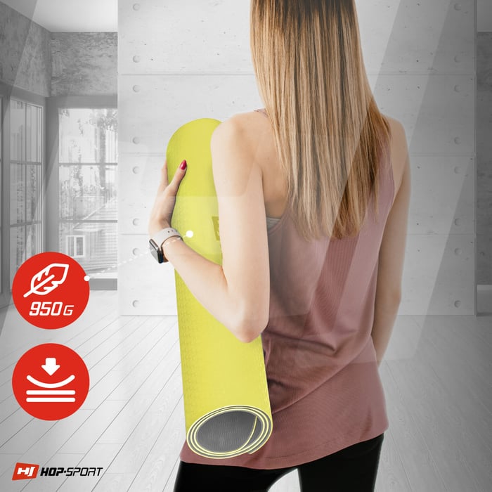 Ragazza che tiene un tappetino TPE arrotolato di colore giallo-grigio del marchio Hop-sport