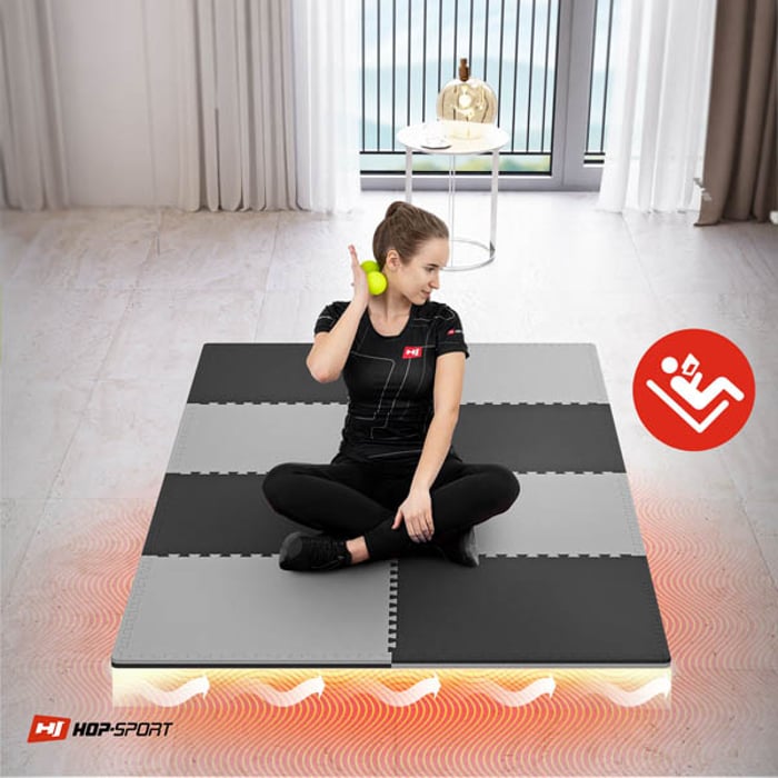 Ragazza seduta sul tappetino puzzle nero-grigio Hop-Sport 2cm 8 pezzi