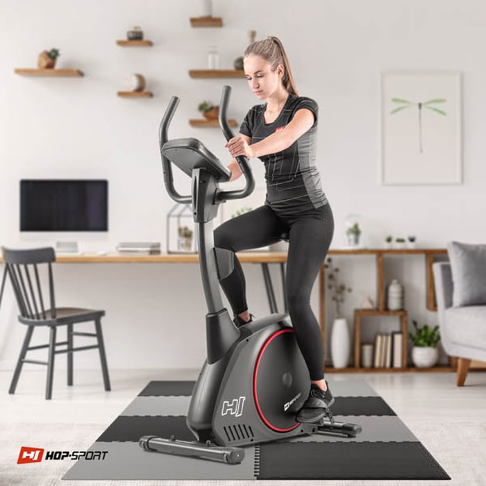 Ragazza che si allena su attrezzature fitness posizionate sul tappetino puzzle nero-grigio 2cm 8 pezzi