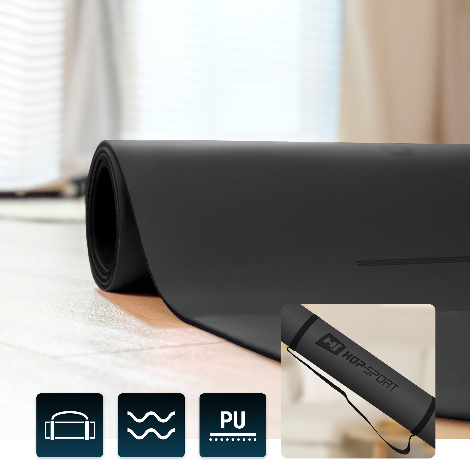 primo piano di un tappetino da yoga nero del marchio Hop-Sport arrotolato con cinghia di trasporto visibile