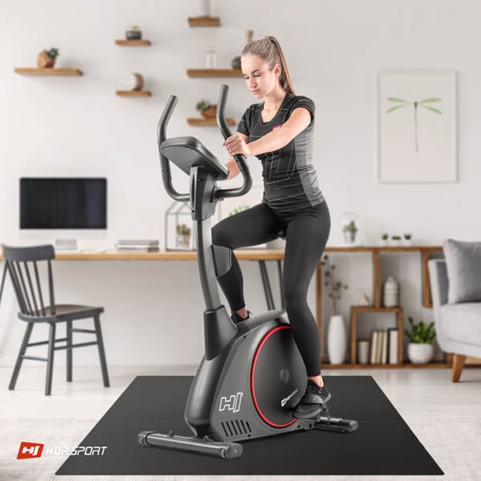 Ragazza che si allena su attrezzature fitness posizionate su un tappetino puzzle nero 1 cm 8 pezzi