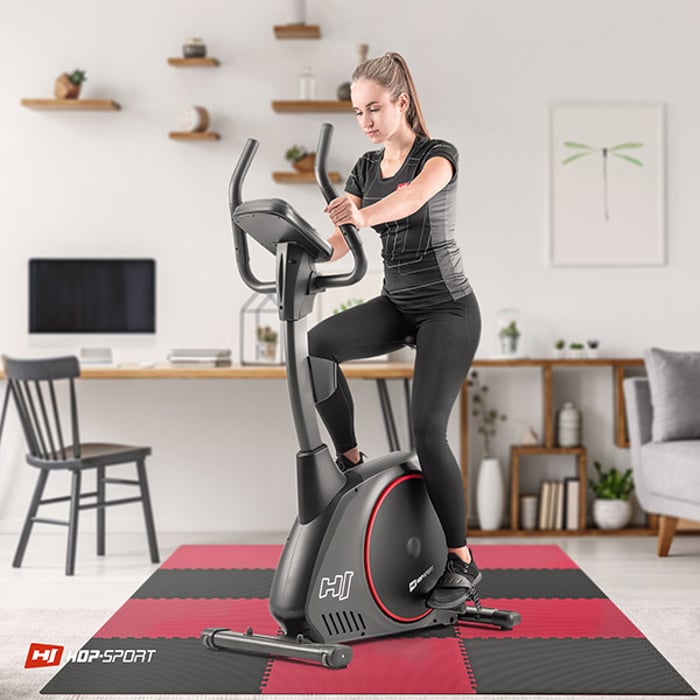 Ragazza che si allena su attrezzature fitness posizionate sul tappetino puzzle nero-rosso 2cm 12 pezzi