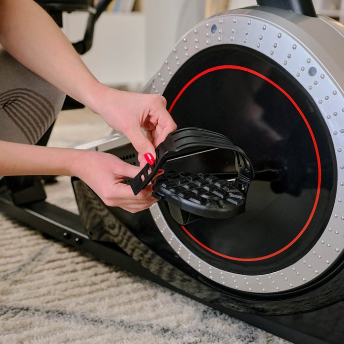 Cyclette orizzontale magnetica HS-060L Pulse dotata di pedali antiscivolo con cinghie di bloccaggio