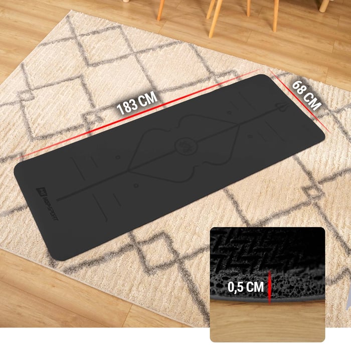 tappetino da yoga nero del marchio Hop-Sport disteso sul pavimento con dimensioni evidenziate