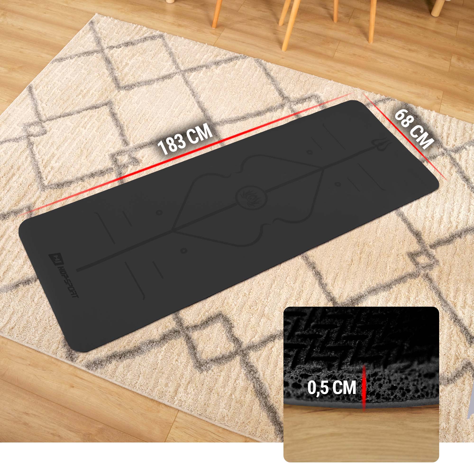 tappetino da yoga nero del marchio Hop-Sport disteso sul pavimento con dimensioni evidenziate