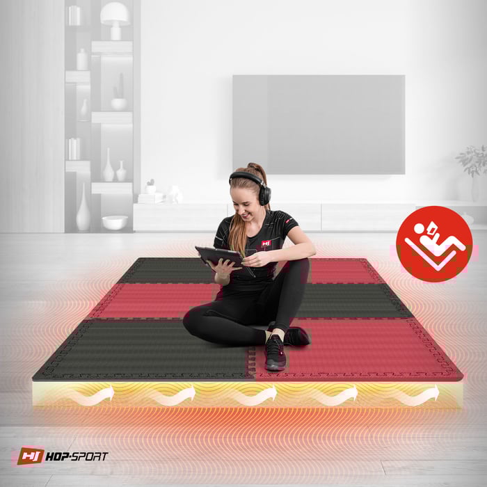 Ragazza seduta su un tappetino Puzzle nero-rosso