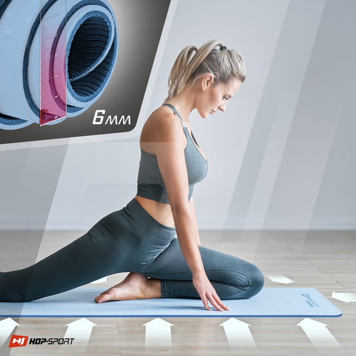 Ragazza che si allena su un tappetino TPE di colore blu-azzurro del marchio Hop-sport