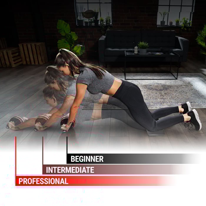 donna progredisce nell'esercizio con la ruota per muscoli addominali del marchio Hop-Sport