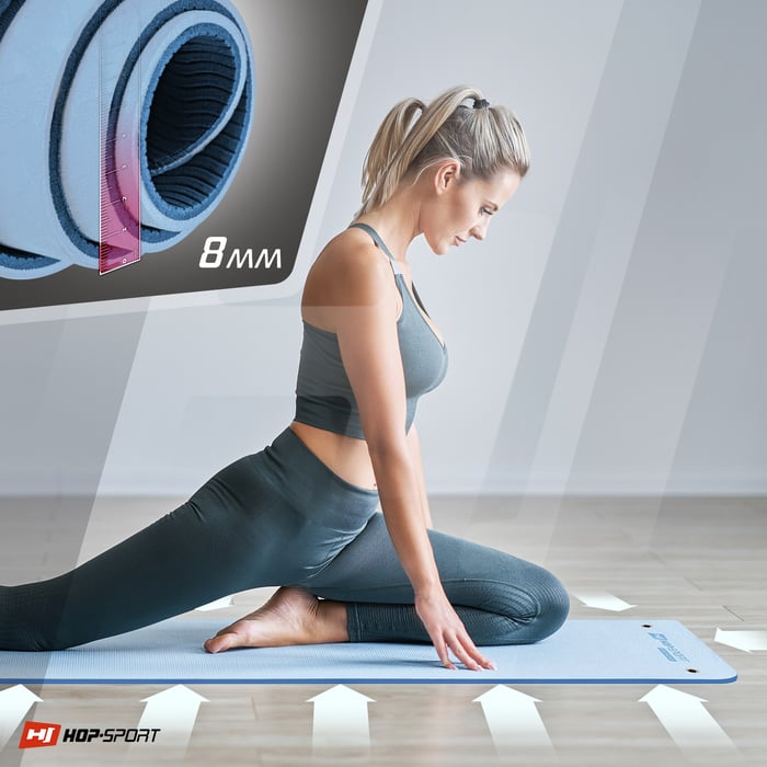 Ragazza che si allena sul tappetino TPE con fori per appendere in colore blu-azzurro del marchio Hop-sport