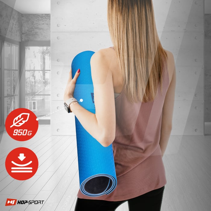 Ragazza che tiene un tappetino TPE arrotolato di colore blu del marchio Hop-sport