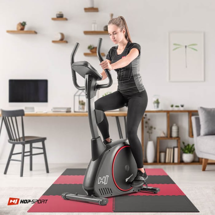 Ragazza che si allena su attrezzature fitness posizionate sul tappetino puzzle nero-rosso 2cm 8 pezzi