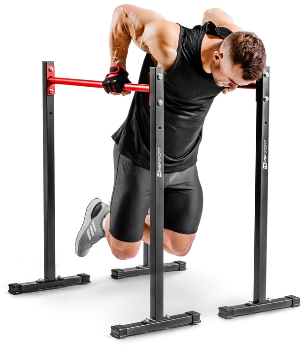 Ragazzo che si allena sulle parallele stazionarie HS-1001K del marchio Hop-Sport